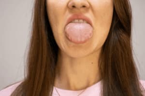 Donna che mostra la lingua in primo piano